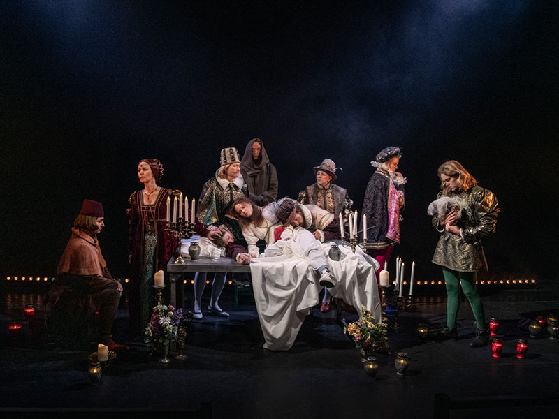 <strong>Romeo & Julia</strong> von W. Shakespeare<br />Regie: Sigrid Strøm Reibo
                         - Riksteatret/National Theater, Oslo - 2019 - Photos: Erik Berg