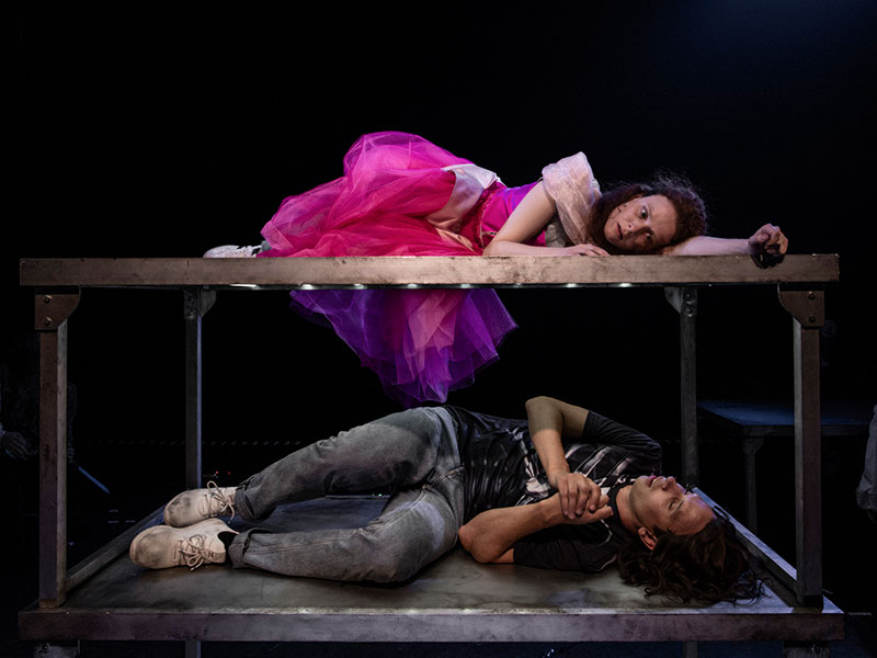 <strong>Romeo & Julia</strong> von W. Shakespeare<br />Regie: Sigrid Strøm Reibo
                         - Riksteatret/National Theater, Oslo - 2019 - Photos: Erik Berg