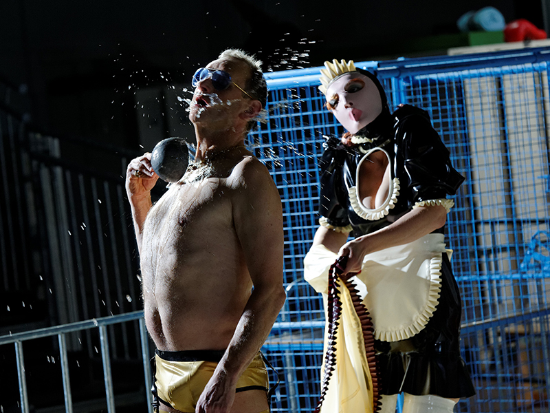 <strong>Der gute Mensch von Sezuan</strong> von Bertolt Brecht<br />Regie: Thomas Dannemann - Schauspiel 
                        Stuttgart - 2011 - Photos: Mathias Dreher