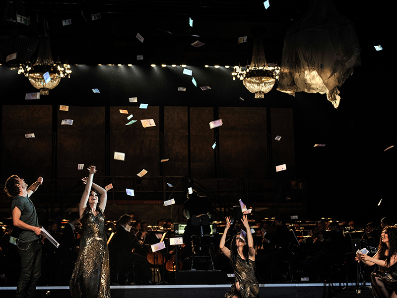 <strong>
                        Rein Gold</strong> von Elfriede Jelinek<br />unter Verwendung der Musik aus Richard Wagners ‹ Der Ring der Nibelungen › 
                        <br />Regie: Nicolas Stemann - Staatsoper im Schillertheater, Berlin - 2014 - Photos: Arno Declair